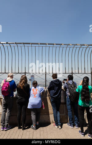 Empire State Building, New York - Touristen an der Spitze der Blick auf Manhattan, New York City, USA Stockfoto