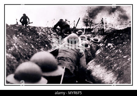 GRABENKÄMPFE WW1 über die Spitze der Schlacht an der Somme 1916 starkes starkes, mächtiges Bild britischer Truppen in der Reihe, die darauf warten, „über die Spitze zu gehen“... der Gräben, unter schwerem Beschuss der Deutschen Reichsarmee während der Schlacht an der Somme. (Somme-Offensive) auf beiden Seiten gab es erschütternde Todesopfer... Westfront Pas de Calais Frankreich 1. Weltkrieg 1. Weltkrieg 1. Weltkrieg 1. Weltkrieg 1916. Dieses Bild wurde sorgfältig neu erstellt, um seine ursprüngliche Detailwirkung zu erhalten... Stockfoto