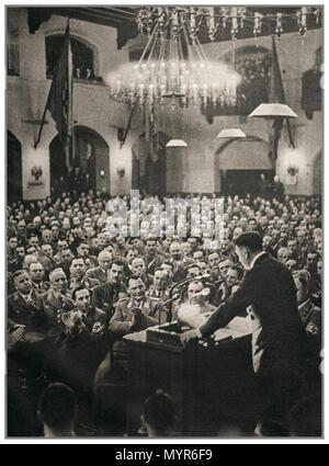 Vintage B&W Bild reportage Adolf Hitler eine Rede in München, mit Goebbels tragen ein Hakenkreuz Armbinde und Göring in der vorderen Reihe November 1930 Stockfoto