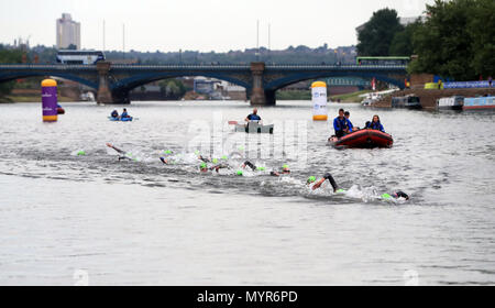 Wettbewerber im Wasser während der ersten Etappe des Accenture 2018 World Triathlon Mixed Staffel Ereignis in Nottingham. Stockfoto