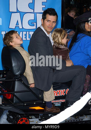 John Leguizamo und Zicklein in der Eiszeit ankommen: Die kernschmelze" Weltpremiere auf der Grauman Chinese Theatre in Los Angeles. März 19, 2006.12 LeguizamoJohn kids 067 Veranstaltung in Hollywood Leben - Kalifornien, Red Carpet Event, USA, Filmindustrie, Prominente, Fotografie, Bestof, Kunst, Kultur und Unterhaltung, prominente Mode, Besten, Hollywood Leben, Event in Hollywood Leben - Kalifornien, Roter Teppich und backstage, Musik Prominente, Topix, Paar, Familie (Mann und Frau) und Kids - Kinder, Brüder und Schwestern anfrage tsuni@Gamma-USA.com, Kredit Tsuni/USA, 2006 bis 2009 Stockfoto