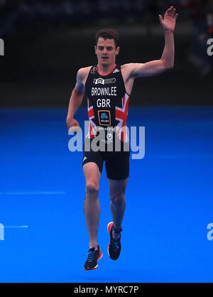 Team Großbritannien Jonathan Brownlee erkennt die Menge, als er den zweiten während der Accenture 2018 World Triathlon Mixed Staffel Ereignis in Nottingham zu beenden kreuzt. Stockfoto