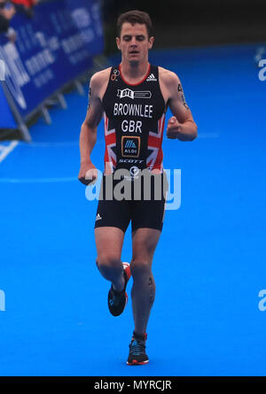 Team Großbritannien Jonathan Brownlee kreuzt die Linie zweiten während der Accenture 2018 World Triathlon Mixed Staffel Ereignis in Nottingham zu beenden. Stockfoto