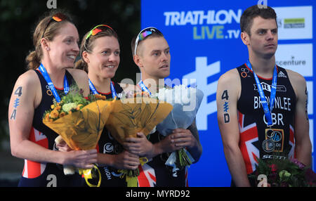 Mannschaft Großbritanniens (von links nach rechts) nicht Stanford, Vicky Holland, Thomas Bischof und Jonathan Brownlee auf dem Podium nach an zweiter Stelle während der Accenture 2018 World Triathlon Mixed Staffel Ereignis in Nottingham. Stockfoto