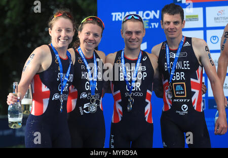 Mannschaft Großbritanniens (von links nach rechts) nicht Stanford, Vicky Holland, Thomas Bischof und Jonathan Brownlee auf dem Podium nach an zweiter Stelle während der Accenture 2018 World Triathlon Mixed Staffel Ereignis in Nottingham. Stockfoto