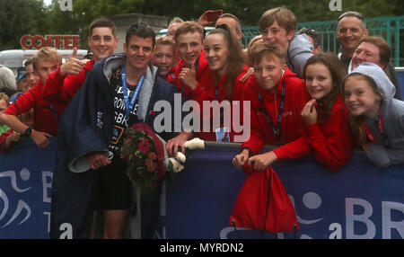 Team Großbritannien Jonathan Brownlee posiert für ein Foto mit Fans nach dem Accenture 2018 World Triathlon Mixed Staffel Ereignis in Nottingham. Stockfoto