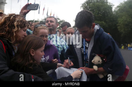 Team Großbritannien Jonathan Brownlee Autogramme nach dem Accenture 2018 World Triathlon Mixed Staffel Ereignis in Nottingham. Stockfoto