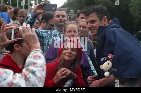 Team Großbritannien Jonathan Brownlee posiert für ein Foto mit Fans nach dem Accenture 2018 World Triathlon Mixed Staffel Ereignis in Nottingham. Stockfoto