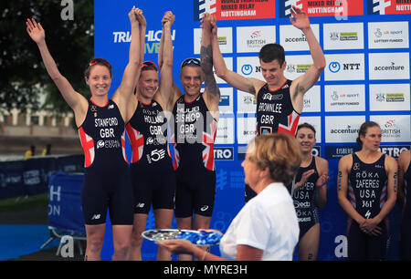 Mannschaft Großbritanniens (von links nach rechts) nicht Stanford, Vicky Holland, Thomas Bischof und Jonathan Brownlee auf dem Podium nach an zweiter Stelle während der Accenture 2018 World Triathlon Mixed Staffel Ereignis in Nottingham. Stockfoto