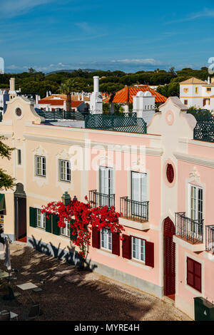 Das alte Dorf in der Algarve, Portugal, ist eine Sammlung von 280 Eigenschaften in 18. Jahrhundert portugiesischen und englischen Architektur im Zentrum Der Pinhal Golfplatz in Vilamoura, Algarve eingebettet gebaut Stockfoto