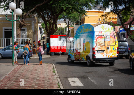Ice Cream Truck und die Menschen auf den Straßen. Leben in MINDELO, KAP VERDE - 07. Dezember 2015 Stockfoto
