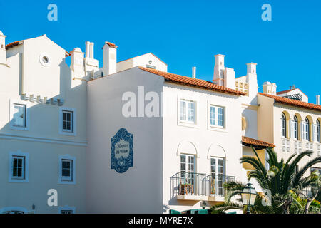 Das alte Dorf in der Algarve, Portugal, ist eine Sammlung von 280 Eigenschaften in 18. Jahrhundert portugiesischen und englischen Architektur im Zentrum Der Pinhal Golfplatz in Vilamoura, Algarve eingebettet gebaut Stockfoto