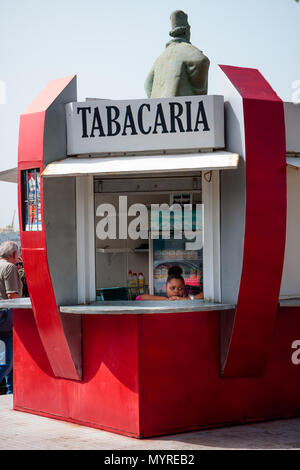 Tabacaria - Tabak shop Hütte mit Getränken. Frau im Fenster Denken und Träumen MINDELO, KAP VERDE - 07. Dezember 2015 Stockfoto