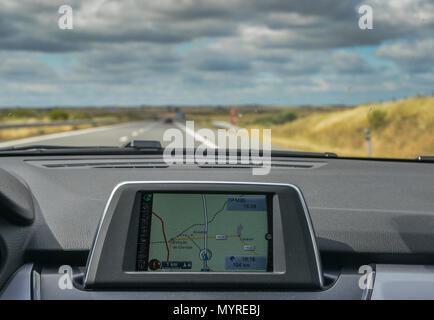 Selektiver Fokus in der GPS-Navigator auf dem Armaturenbrett eines Autos gebaut, die in den Scenic Highway in der Algarve, Portugal Stockfoto