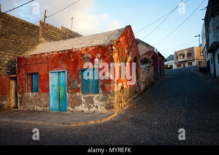 Rotes Haus in der Nähe des Hafens, Farbe und Putz abblättern aus der roten Wänden, blauen Fenstern. PONTA DO SOL, KAP VERDE - 08. Dezember 2015 Stockfoto