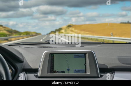 Selektiver Fokus in der GPS-Navigator auf dem Armaturenbrett eines Autos gebaut, die in den Scenic Highway in der Algarve, Portugal Stockfoto