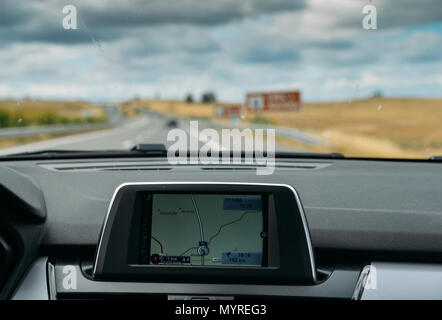 Selektiver Fokus in der GPS-Navigator auf dem Armaturenbrett eines Autos gebaut, die in den Scenic Highway in der Algarve, Portugal Stockfoto