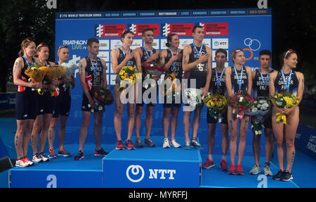 Gewinner Team United States (Mitte), dem zweitplatzierten Team Großbritannien (links) und drittplatzierten Team Frankreich während der Accenture 2018 World Triathlon Mixed Staffel Ereignis in Nottingham. Stockfoto