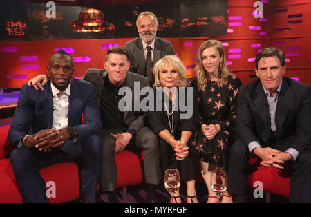 Host Graham Norton mit (sitzend von links nach rechts) Usain Bolt, Channing Tatum, Jennifer Saunders, Beattie Edmondson, und Rob Brydon während der Dreharbeiten für die Graham Norton Show auf BBC Studioworks in London, auf BBC One am Freitag ausgestrahlt werden. Stockfoto