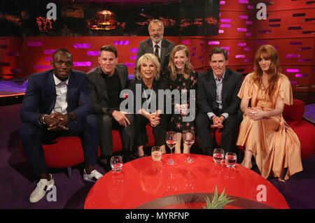 Host Graham Norton mit (sitzend von links nach rechts) Usain Bolt, Channing Tatum, Jennifer Saunders, Beattie Edmondson, Rob Brydon und Florenz Welchduring Dreharbeiten für die Graham Norton Show auf BBC Studioworks in London, auf BBC One am Freitag ausgestrahlt werden. Stockfoto