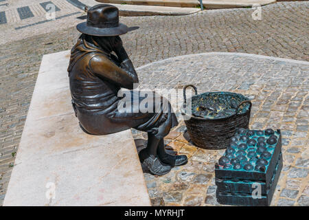 Bronzestatue von alten portugiesischen Landwirt Dame mit ihren Produkten zu verkaufen, vor der traditionellen Fischmarkt der Stadt erfasst Stockfoto