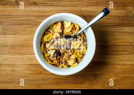 Müsli und Milch in einer Schüssel auf einem Holz- Oberfläche. Florianopolis, Santa Catarina, Brasilien. Stockfoto