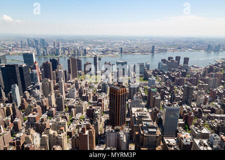 Blick auf die Skyline von Midtown New York vom Empire State Building nach Osten in Richtung East River und die Brooklyn, New York City, USA Stockfoto