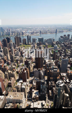 Blick auf die Skyline von Midtown New York vom Empire State Building nach Osten in Richtung East River und die Brooklyn, New York City, USA Stockfoto