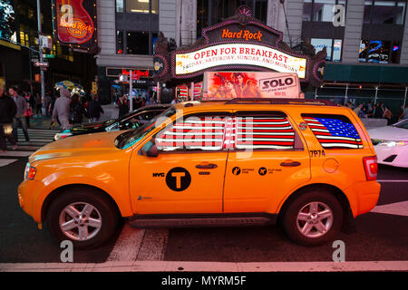 Eine gelbe New York Taxi spiegelt die amerikanische Flagge, Times Square, New York City, USA