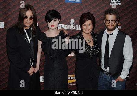 Ozzy Osbourne, Tochter Kelly, Sharon und Sohn Jack - Spike TV Scream Awards 2008 im Griechischen Theater in Los Angeles. 16 Osbourne Ozzy Kelly Sharon Jack 16 Veranstaltung in Hollywood Leben - Kalifornien, Red Carpet Event, USA, Filmindustrie, Prominente, Fotografie, Bestof, Kunst, Kultur und Unterhaltung, prominente Mode, Besten, Hollywood Leben, Event in Hollywood Leben - Kalifornien, Roter Teppich und backstage, Musik Prominente, Topix, Paar, Familie (Mann und Frau) und Kids - Kinder, Brüder und Schwestern anfrage tsuni@Gamma-USA.com, Kredit Tsuni/USA, 2006 bis 2009 Stockfoto