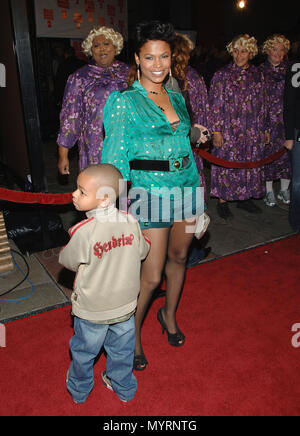 Nia Long und Sohn posiert mit der Big Mommas Ankunft auf der BIG MOMMA HAUS 2 Premiere auf der Chinese Theatre in Los Angeles. Januar 25, 2006.17 LongNia Sohn 012 Veranstaltung in Hollywood Leben - Kalifornien, Red Carpet Event, USA, Filmindustrie, Prominente, Fotografie, Bestof, Kunst, Kultur und Unterhaltung, prominente Mode, Besten, Hollywood Leben, Event in Hollywood Leben - Kalifornien, Roter Teppich und backstage, Musik Prominente, Topix, Paar, Familie (Mann und Frau) und Kids - Kinder, Brüder und Schwestern anfrage tsuni@Gamma-USA.com, Kredit Tsuni/USA, 2006 bis 2009 Stockfoto