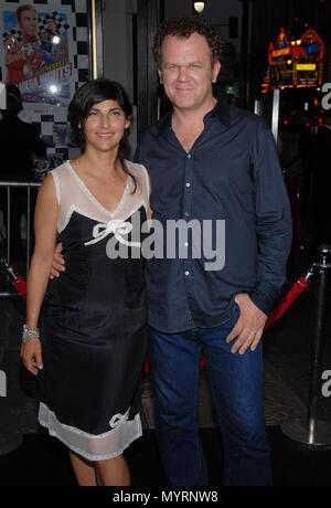 John C Reilly und Frau Ankunft auf dem Talladega Nights Premiere auf der Chinese Theatre in Los Angeles. 26. Juli 2006. Augenkontakt 3/4 17 ReillyJohnC Frau 104 Veranstaltung in Hollywood Leben - Kalifornien, Red Carpet Event, USA, Filmindustrie, Prominente, Fotografie, Bestof, Kunst, Kultur und Unterhaltung, prominente Mode, Besten, Hollywood Leben, Event in Hollywood Leben - Kalifornien, Roter Teppich und backstage, Musik Prominente, Topix, Paar, Familie (Mann und Frau) und Kids - Kinder, Brüder und Schwestern anfrage tsuni@Gamma-USA.com, Kredit Tsuni/USA, 2006 bis 2009 Stockfoto