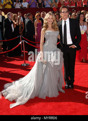 Kyra Sedgwick und Ehemann Kevin Bacon Ankunft auf der 58 Emmys Awards im Shrine Auditorium in Los Angeles. 27. August 2006.19 BaconKevin SedgwickKyra Event in Hollywood Leben - Kalifornien, Red Carpet Event, USA, Filmindustrie, Prominente, Fotografie, Bestof, Kunst, Kultur und Unterhaltung, prominente Mode, Besten, Hollywood Leben, Event in Hollywood Leben - Kalifornien, Roter Teppich und backstage, Musik Prominente, Topix, Paar, Familie (Mann und Frau) und Kids - Kinder, Brüder und Schwestern anfrage tsuni@Gamma-USA.com, Kredit Tsuni/USA, 2006 bis 2009 Stockfoto