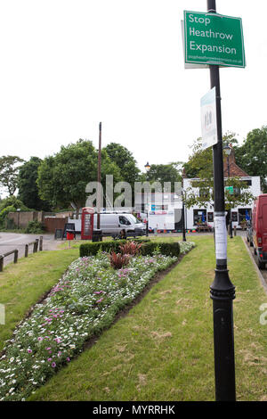 Harmondsworth, UK. 5. Juni 2018. Eine der obersten Heathrow Expansion' Zeichen auf dem Grün in Harmondsworth Village. Stockfoto