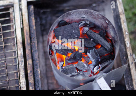 Ein Schornstein Starter im Einsatz die Holzkohle für den Grill in umweltfreundlicher Weise zu erhalten. Stockfoto