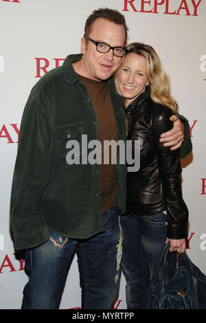 Tom Arnold und Frau arrving am Brandon Davis, der seine Jean von Replay am Falcon Club in Los Angeles zu starten. 24. April 2006. ArnoldTom Frau011 Veranstaltung in Hollywood Leben - Kalifornien, Red Carpet Event, USA, Filmindustrie, Prominente, Fotografie, Bestof, Kunst, Kultur und Unterhaltung, prominente Mode, Besten, Hollywood Leben, Event in Hollywood Leben - Kalifornien, Roter Teppich und backstage, Musik Prominente, Topix, Paar, Familie (Mann und Frau) und Kids - Kinder, Brüder und Schwestern anfrage tsuni@Gamma-USA.com, Kredit Tsuni/USA, 2006 bis 2009 Stockfoto