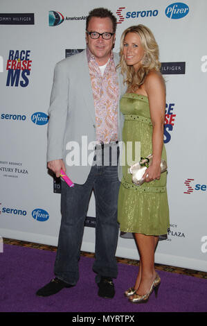 Tom Arnold und Frau Shelby Ankunft im Rennen zu löschen MS im Century Plaza Hotel Los Angeles. 12. Mai 2006 ArnoldTom wifeShelby 067 Veranstaltung in Hollywood Leben - Kalifornien, Red Carpet Event, USA, Filmindustrie, Prominente, Fotografie, Bestof, Kunst, Kultur und Unterhaltung, prominente Mode, Besten, Hollywood Leben, Event in Hollywood Leben - Kalifornien, Roter Teppich und backstage, Musik Prominente, Topix, Paar, Familie (Mann und Frau) und Kids - Kinder, Brüder und Schwestern anfrage tsuni@Gamma-USA.com, Kredit Tsuni/USA, 2006 bis 2009 Stockfoto