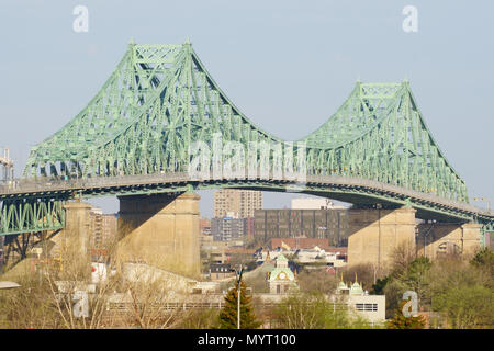 Schöne Pont Jacques-Cartier Bridge auf der Sonnenseite in den frühen Morgen. In Stahl in den 20er gemacht Stockfoto