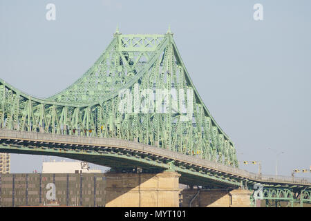 Schöne Pont Jacques-Cartier Bridge auf der Sonnenseite in den frühen Morgen. In Stahl in den 20er gemacht Stockfoto