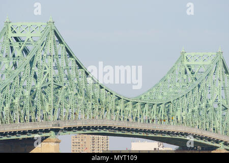 Schöne Pont Jacques-Cartier Bridge auf der Sonnenseite in den frühen Morgen. In Stahl in den 20er gemacht Stockfoto