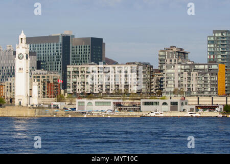 Der Uhrturm von Eigentumswohnungen im Alten Hafen von Montreal umgeben Stockfoto