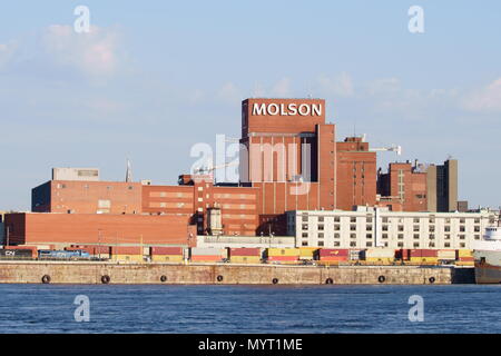 Montreal, QC - Kanada - Juni 7th, 2018: Der alte Radeberger Brauerei, 1786 gegründet, ist entlang der Montreal Saint-Lawrence River entfernt. Stockfoto