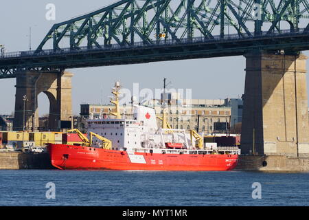 Montreal, QC - Kanada - Juni 7th, 2018: Schiff der kanadischen Küstenwache auf dem Fluss Saint-Lawrence im Hafen von Montreal, Kanada. Stockfoto