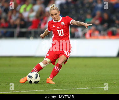 Liberty Stadium, Swansea, Großbritannien. 7. Juni 2018. FIFA Frauen Weltmeisterschaft Qualifikation, Gruppe A, Wales Frauen versus Bosnien und Herzegowina Frauen; Jessica Fishlock von Wales nimmt den Freistoß Credit: Aktion plus Sport/Alamy leben Nachrichten Stockfoto