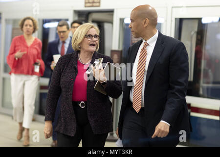 Washington, District of Columbia, USA. 7. Juni 2018. United States Senator Claire McCaskill, Demokrat von Missouri, Gespräche mit Senator Cory Booker, Demokrat aus New Jersey, der in den Senat der U-Bahn während der Senat auf dem Capitol Hill in Washington DC am 7. Juli 2018. Credit: Alex Edelman/CNP Credit: Alex Edelman/CNP/ZUMA Draht/Alamy leben Nachrichten Stockfoto