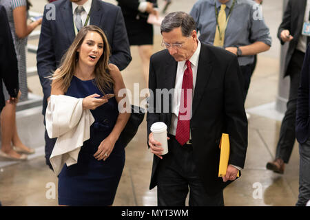 Washington, Vereinigte Staaten von Amerika. 07 Juni, 2018. United States Senator John barrasso, Republikaner Wyoming, Gespräche zu einem Reporter, der in den Senat der U-Bahn während der Senat auf dem Capitol Hill in Washington DC am 7. Juli 2018. Credit: Alex Edelman/CNP | Verwendung der weltweiten Kredit: dpa/Alamy leben Nachrichten Stockfoto