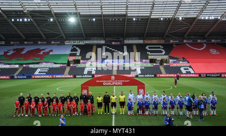 Liberty Stadium, Swansea, Wales, 7. Juni 2018: Beide Mannschaften Linie bis vor die FIFA Frauen-WM Qualifikation Gruppe eine Übereinstimmung zwischen Wales Frauen und Bosnien und Herzegowina Frauen, in der Liberty Stadium. © David Rebhuhn/Alamy leben Nachrichten Stockfoto