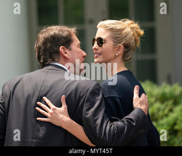 Washington, Vereinigte Staaten von Amerika. 07 Juni, 2018. Botschafter in Japan William Hagerty und Berater des Präsidenten Ivanka Trump (Rechts) begrüßen sich vor dem Start eines News Briefing mit dem Presidential United States President Donald J. Trumpf und der japanische Ministerpräsident Shinzo Abe im Weißen Haus in Washington, DC, 7. Juni 2018. Quelle: Chris Kleponis/CNP | Verwendung der weltweiten Kredit: dpa/Alamy leben Nachrichten Stockfoto