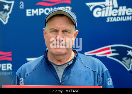 Foxborough, Massachusetts, USA. 7. Juni 2018. New England Patriots Head Coach Bill Belichick, spricht mit den Medien mini Camp des Teams auf der Praxis Felder am Gillette Stadium statt, in Foxborough, Massachusetts. Eric Canha/CSM/Alamy leben Nachrichten Stockfoto