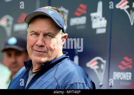 Foxborough, Massachusetts, USA. 7. Juni 2018. New England Patriots Head Coach Bill Belichick, spricht mit den Medien mini Camp des Teams auf der Praxis Felder am Gillette Stadium statt, in Foxborough, Massachusetts. Eric Canha/CSM/Alamy leben Nachrichten Stockfoto